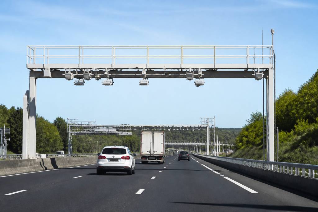 Les autoroutes à flux libre : tout ce qu’il faut savoir avant de partir